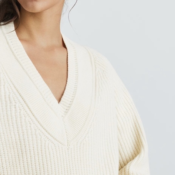 Everlane Women's Cream V-Neck Sweater - Picture 2 of 11